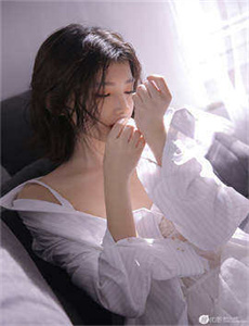 《免费看裸体美女脱了衣服露视频胸》